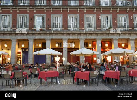 Restaurants in the plaza mayor of madrid hi-res stock photography and images - Alamy