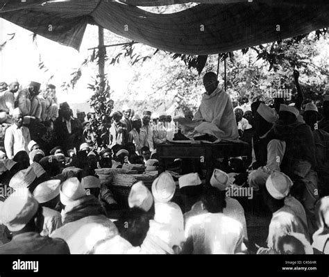 Mahatma Gandhi on his 'salt march' to the sea, 1930 Stock Photo - Alamy