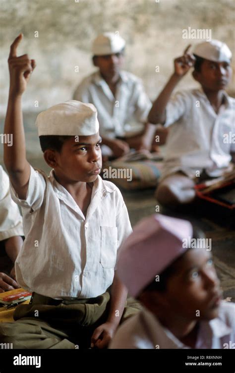 India school classroom poor hi-res stock photography and images - Alamy