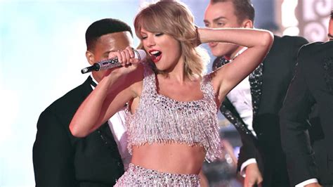 Taylor Swift Performs Shake It Off - MTV VMA 2014 - YouTube