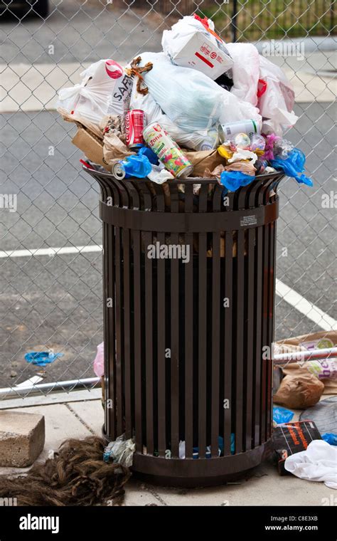 Overflowing garbage can, Washington DC Stock Photo: 39648403 - Alamy