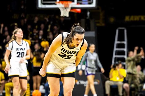 'Not Iowa basketball': Caitlin Clark, No. 2 Hawkeyes struggle in loss to Kansas State - Yahoo Sports