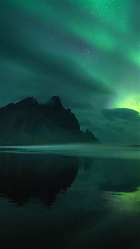 Aurora Borealis at Stokksnes beach in a cold night in autumn, Iceland | Windows Spotlight Images