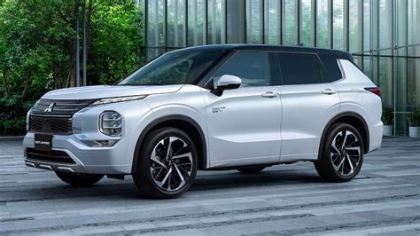 2023 Mitsubishi Outlander PHEV First Look: Return of the Plug-In