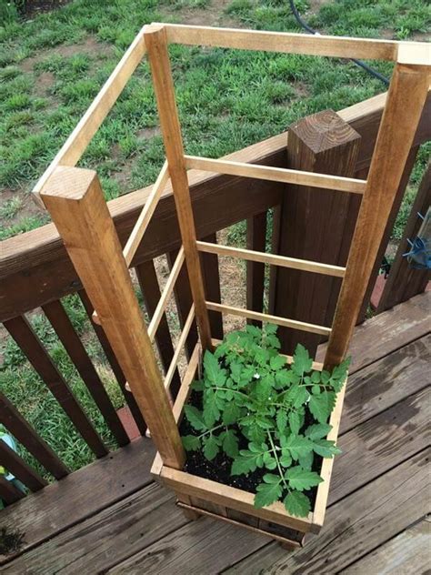 DIY Pallet Raised Planter with Trellis - 101 Pallets