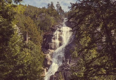 Premium Photo | Waterfall in Canada