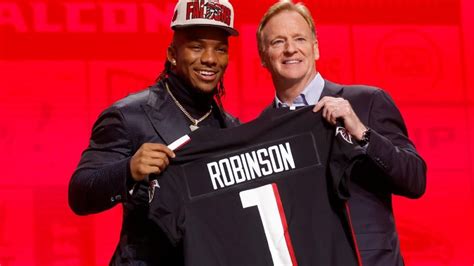 Bijan Robinson jersey number: Falcons reveal first-round RB will wear same number as franchise ...