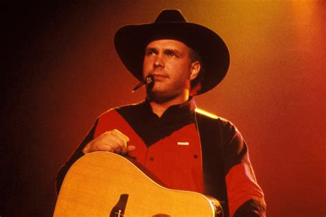 'That Summer': The Story Behind Garth Brooks' Summer Romance Song