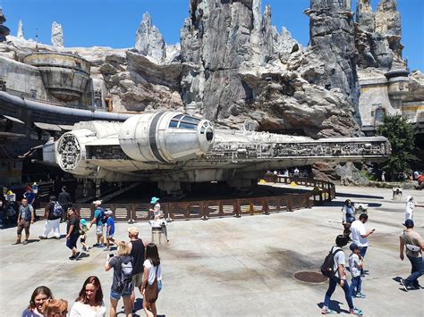 Here's our review of Star Wars Galaxy's Edge at Disneyland - an amazing experience - Tech Guide