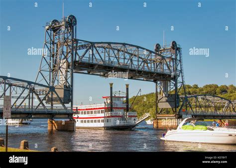 The Stillwater lift bridge allows a paddle boat to pass through the St ...