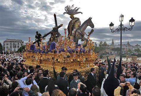 Costaleros de Sevilla: La cuadrilla del Cristo de las Tres Caídas