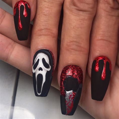 Nail Artist|𝕯𝖊𝖛𝖎𝖓👽🛸 on Instagram: “𝐒𝐂𝐑𝐄𝐀𝐌- 𝟷𝟿𝟿𝟼 ️🔪 “𝘸𝘩𝘢𝘵’𝘴 𝘺𝘰𝘶𝘳 𝘧𝘢𝘷𝘰𝘳?… | Halloween nails, Shiny ...