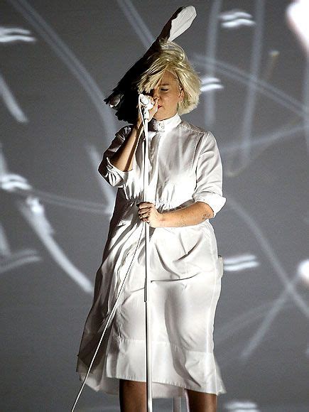 Sia Reveals Her Face After Wind Blows Her Wig | Singer, Concert, Face reveal