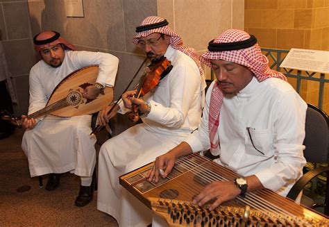 Una hora de inmersión en la música tradicional saudí – Recortes de Oriente Medio