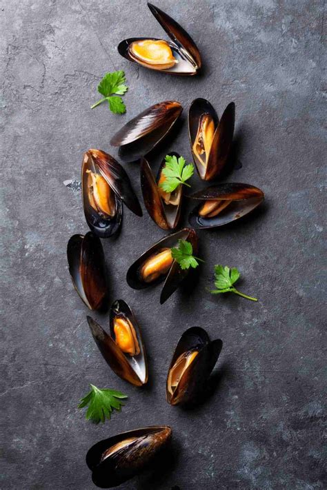 Black Mussels (Difference Between Green and Black Mussels) - IzzyCooking