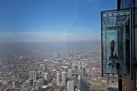 Glass Skydeck at Chicago’s Willis Tower (formerly Sears Tower) Cracks ...