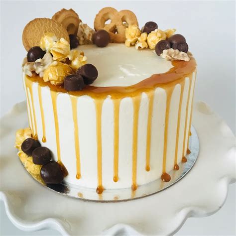 Vanilla Caramel Cake, drip cake, caramel drip, cookies, candy