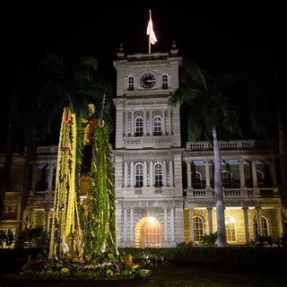 King Kamehameha Statue @ Night draped with leis. | Daniel Ramirez | Flickr