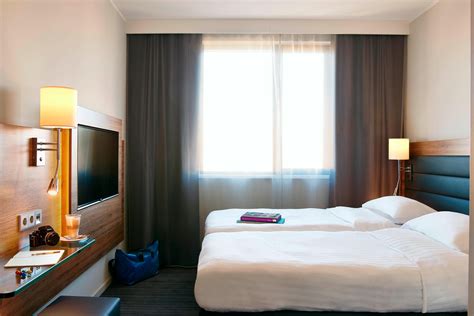 Hotel Rooms & Amenities | Moxy London Heathrow Airport