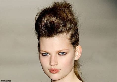 Volume androgyne Hair Styles, Bun Hair, Androgynous, Woman Face, Curly Hair, Hairstyles, Hair ...