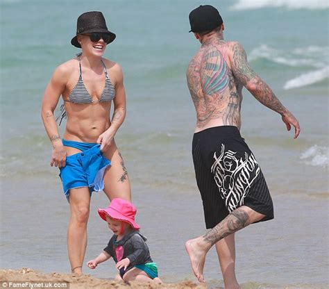 Pink shows off her toned tummy as she enjoys a beach break with her ...