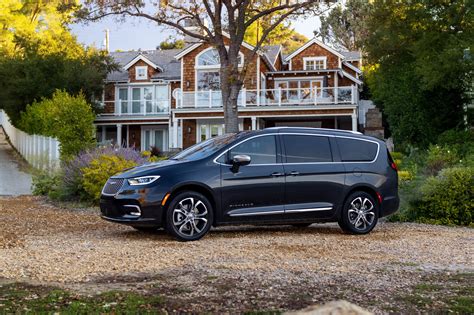 2021 Chrysler Pacifica Debuts With Fresh Looks, AWD, New U-Connect