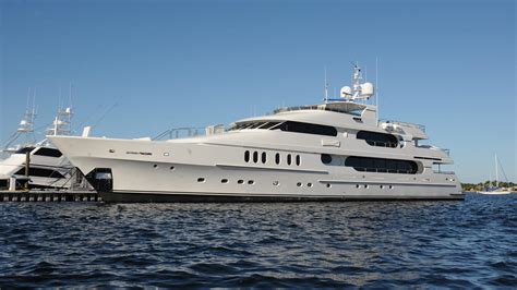 Tiger Woods: Luxury yacht Privacy smaller than others at Bahamas dock