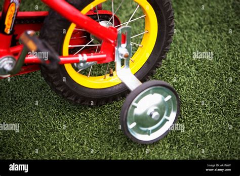 TRAINING WHEELS ON BIKE Stock Photo - Alamy