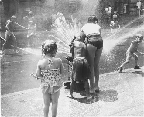 En torno a 1970: niños juegan en una calle de Nueva York con un surtidor de agua. (Foto de Peter ...