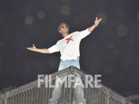 Shah Rukh Khan makes a second appearance at Mannat on his birthday ...