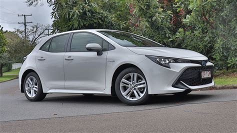 2018 Toyota Corolla Hybrid family car review – BabyDrive