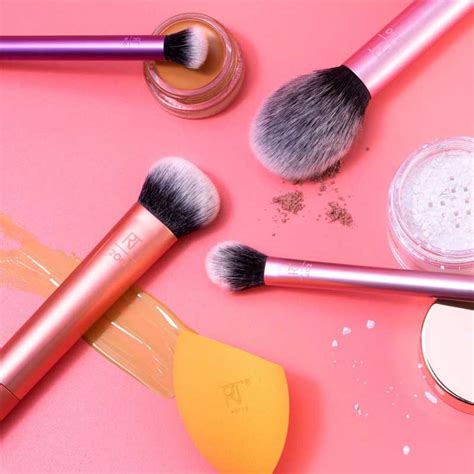 Real Techniques - Everyday Essentials Makeup Brush Set - Eshaistic.pk