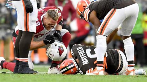 Browns QB Baker Mayfield Injures Shoulder Against Cardinals