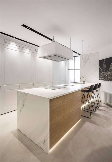 Home in Valencia by Kaleidoscope | HomeAdore Kitchen Plinth Lights, Kitchen Lighting, Minimal ...