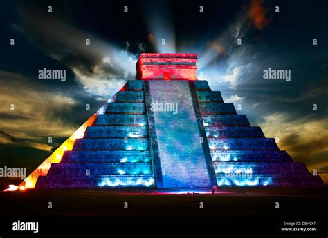 Chichen Itza Mayan Pyramid Night View Stock Photo - Alamy