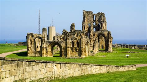 Tynemouth Priory and Castle - Empnefsys & Travel