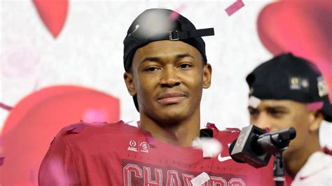 DeVonta Smith becomes first WR to win Heisman since 1991 | Yardbarker