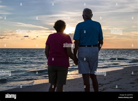 Old married couple holding hands hi-res stock photography and images ...