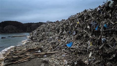 Japanese Debris Plume From Tsunami Migrating Across Pacific Ocean