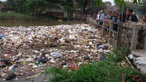 Lihat! Sehari Sampah Menumpuk di Hilir Sungai Cikapundung Sudah Segudang - Tribunjabar.id