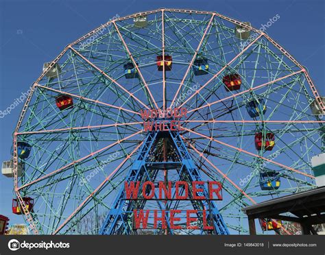 Wonder Wheel at the Coney Island amusement park. – Stock Editorial ...