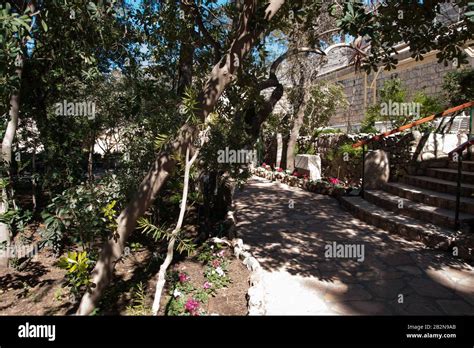 Protestant Golgotha - jesus tomb in jerusalem garden Stock Photo - Alamy