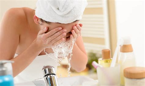 Top 5 Best Natural Face Wash Products for Dry Skin