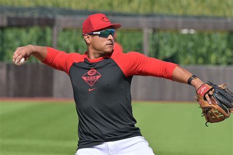 Reds' Donovan Solano placed on paternity list