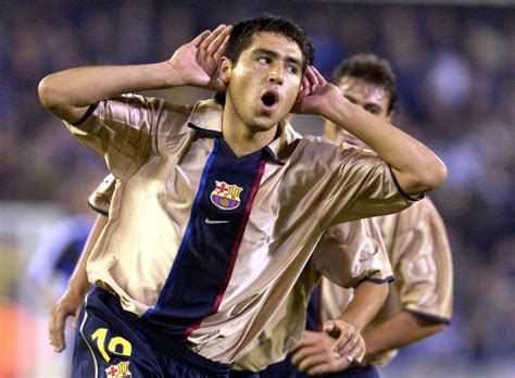 Why did Messi celebrate in front of Van Gaal? Riquelme history explored