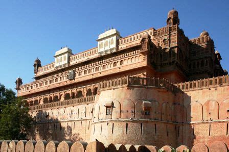 Massive Allahabad Fort built by Akbar - Navrang India