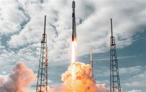 SpaceX sets new record with satellite launch