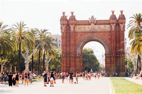 Barcelona, Spain Arc De Triomphe Editorial Image - Image of column ...