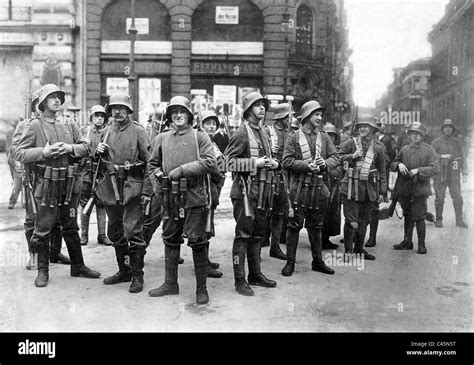 Government troops during the Spartacus uprising in Berlin, 1919 Stock ...