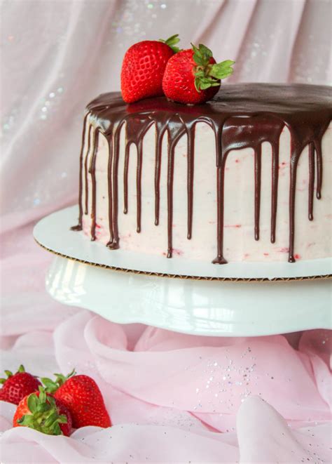 Chocolate Covered Strawberry Cake - Recipes Inspired by Mom